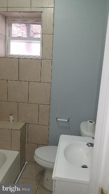 868 N Farson St Property Photo 4
