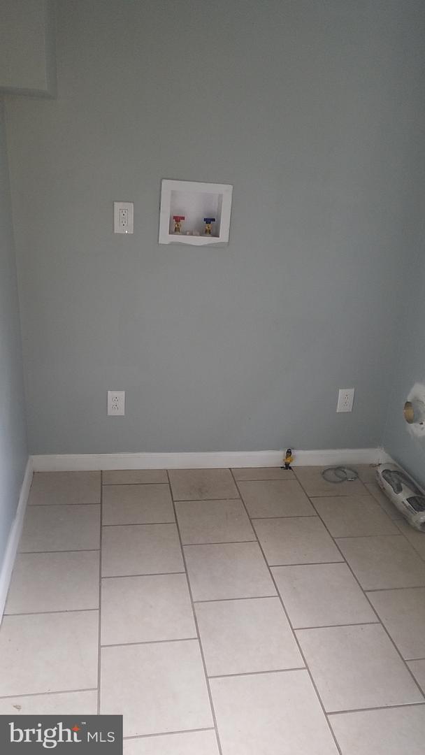868 N Farson St Property Photo 10