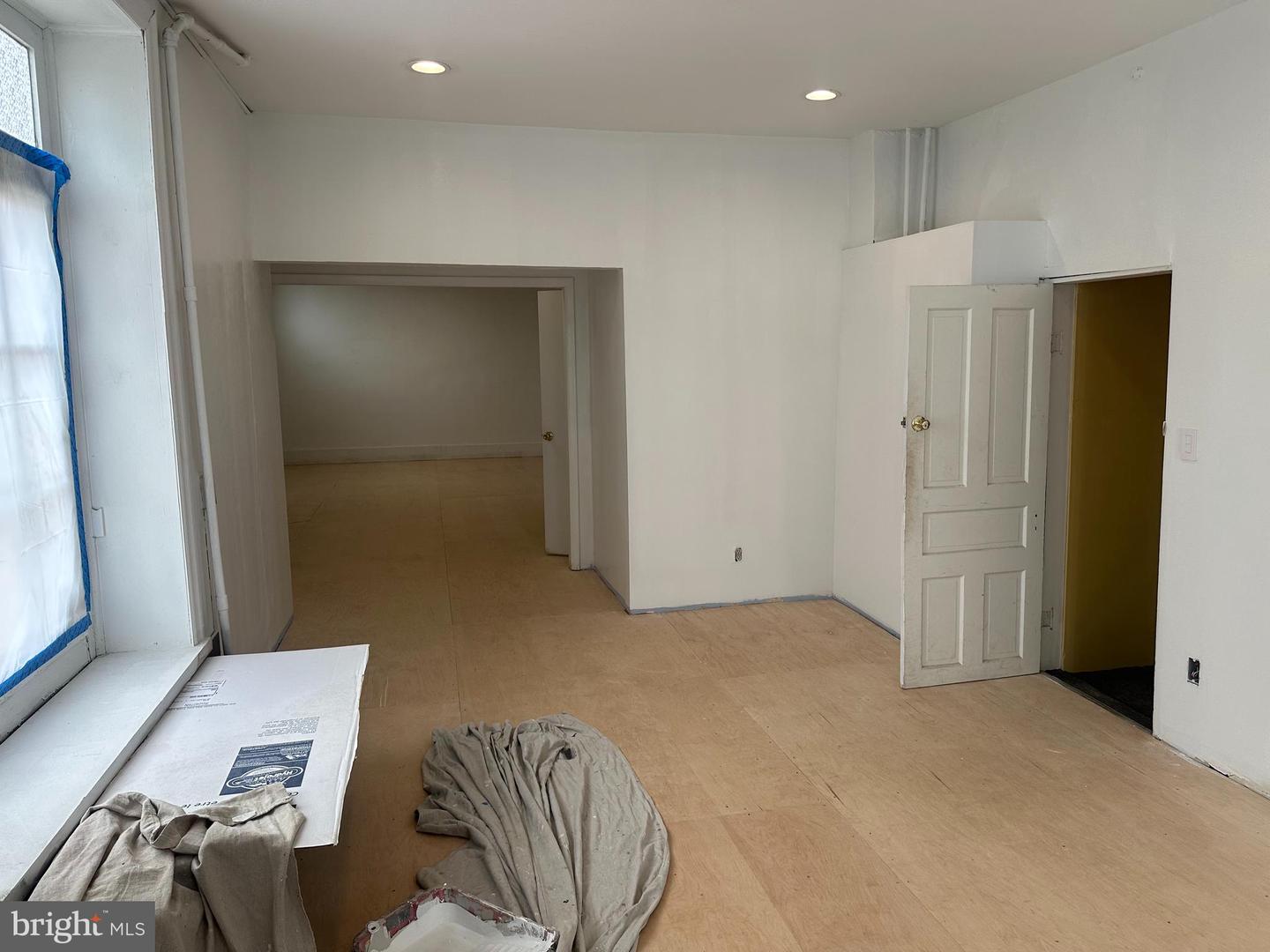 399 Leverington Ave Property Photo 2