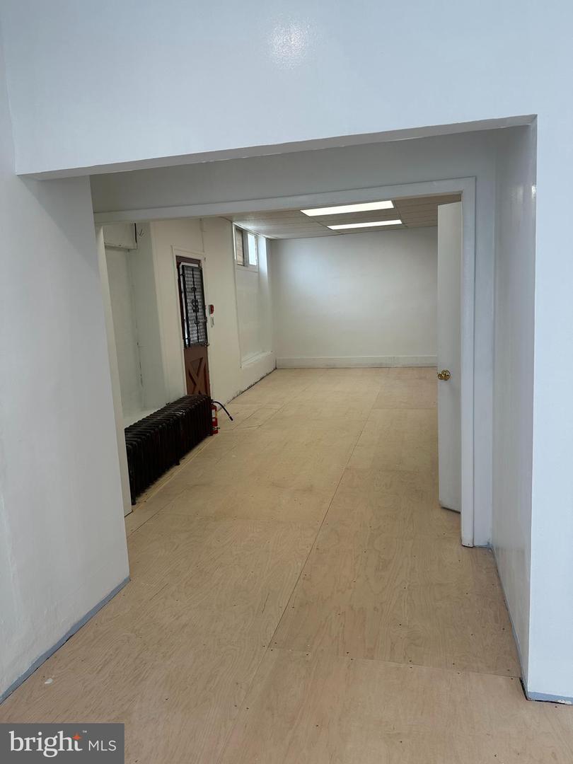 399 Leverington Ave Property Photo 3