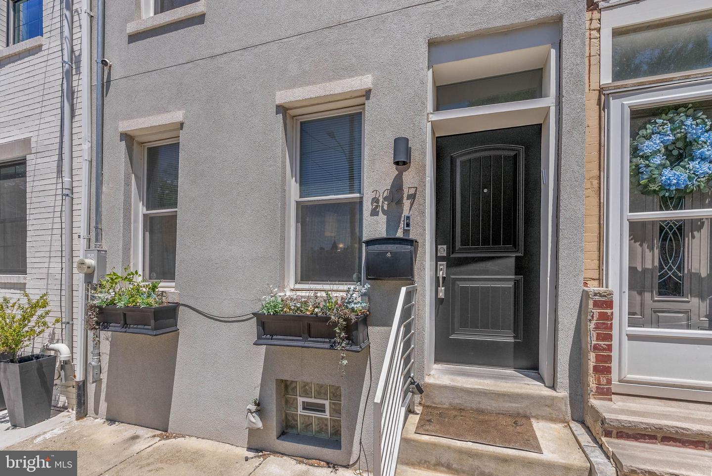 2027 Catharine St Property Photo 2