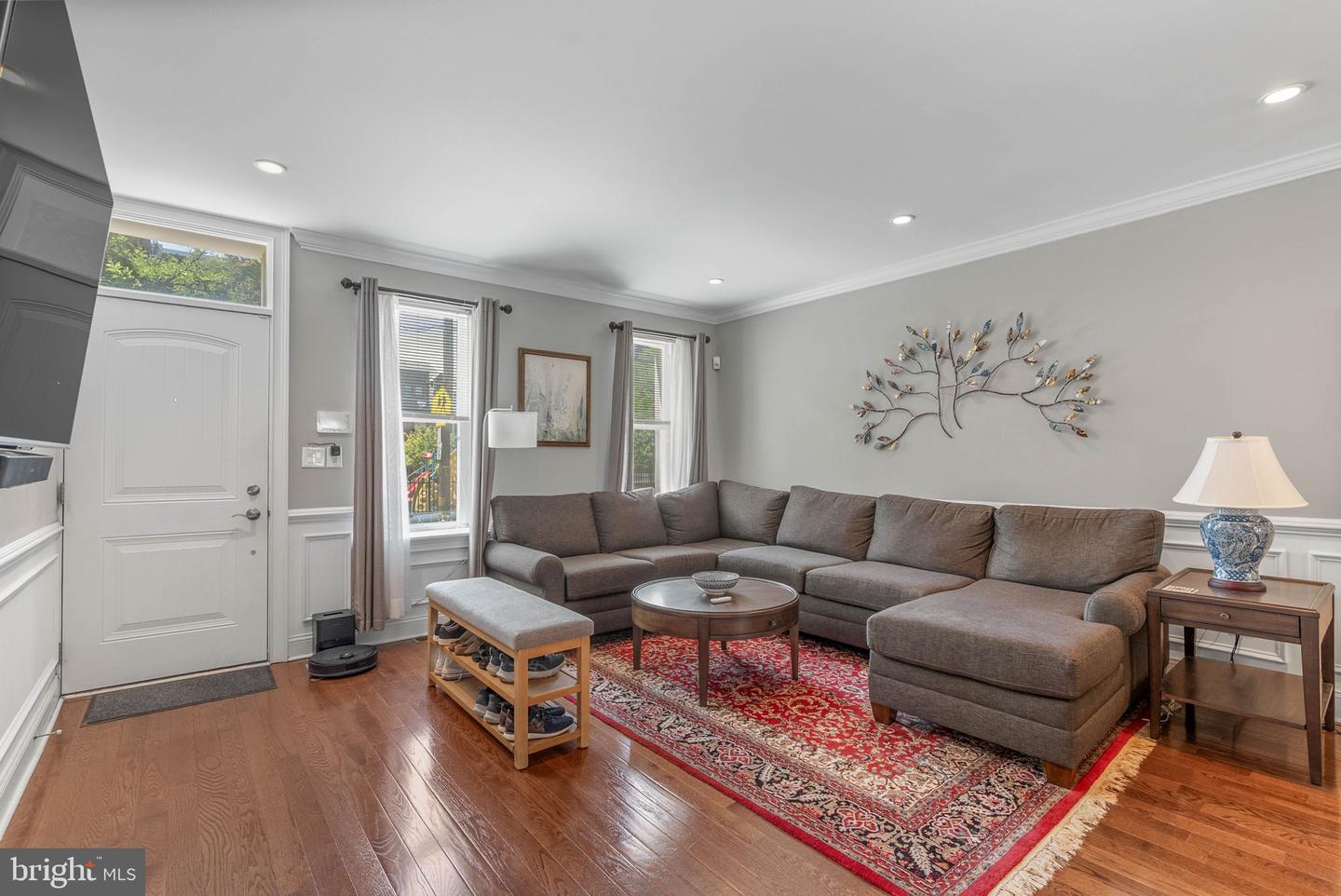 2027 Catharine St Property Photo 4