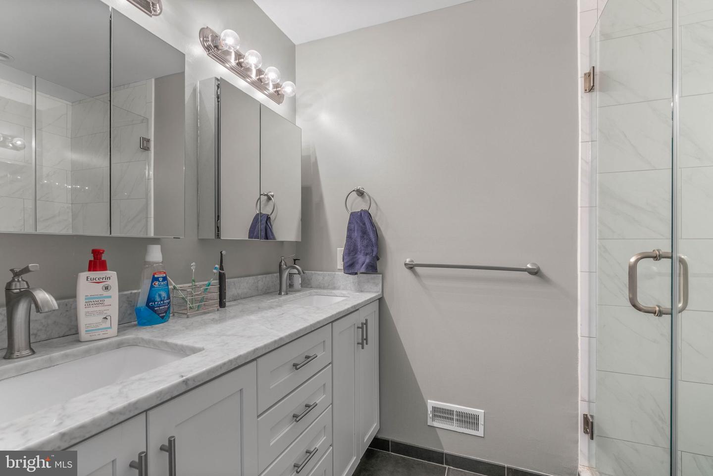 2027 Catharine St Property Photo 32