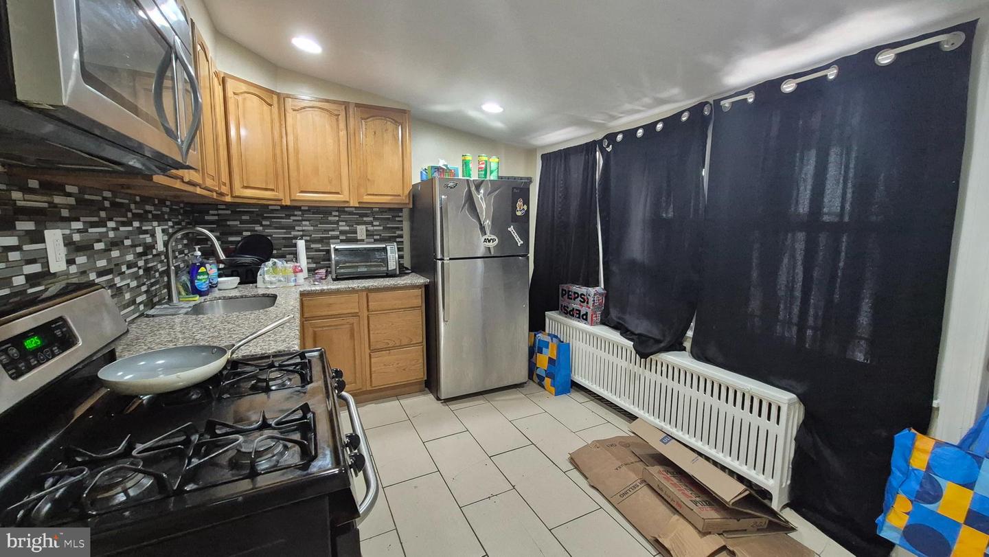 4612 Worth St Property Photo 2