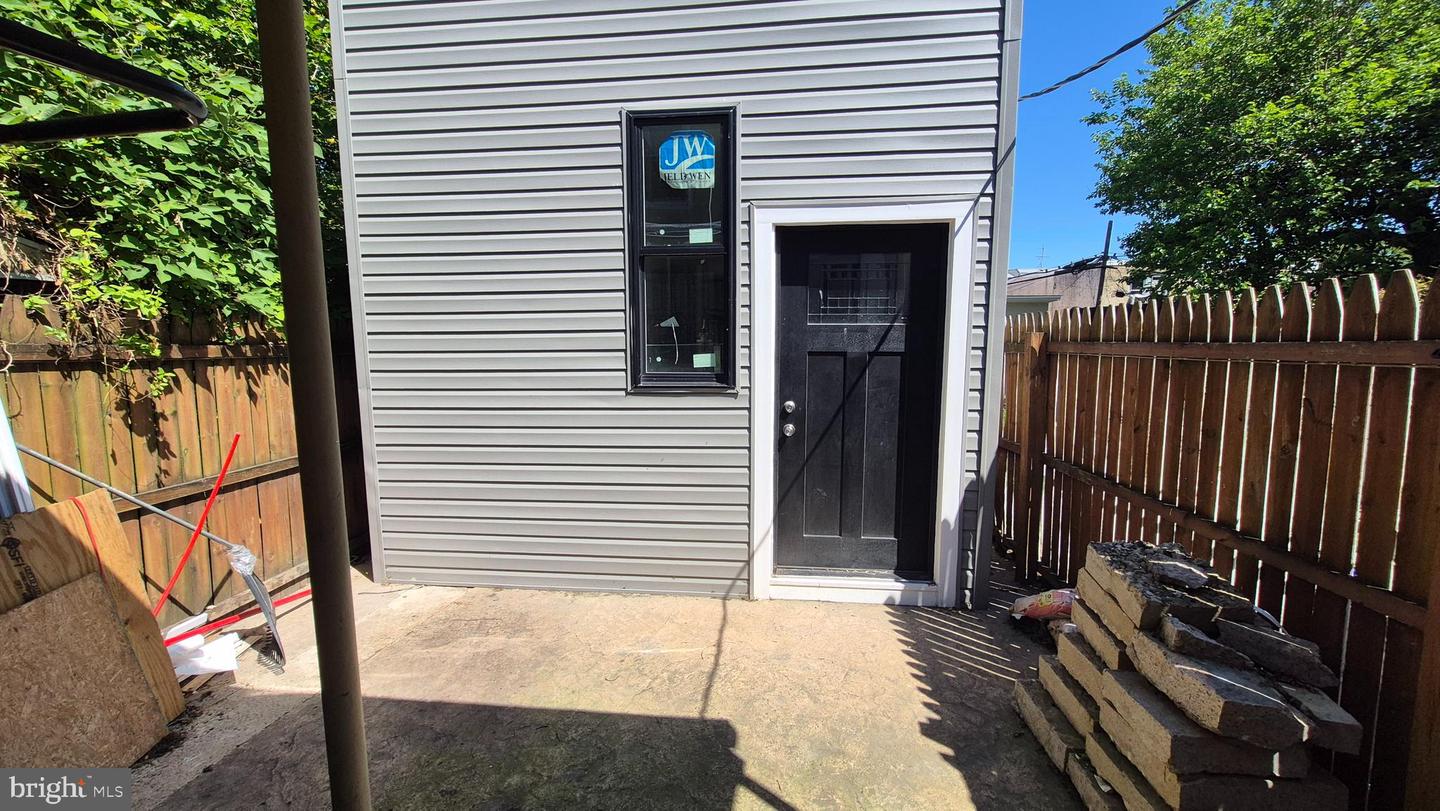 4612 Worth St Property Photo 3