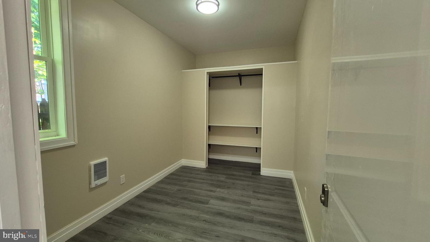 4612 Worth St Property Photo 4