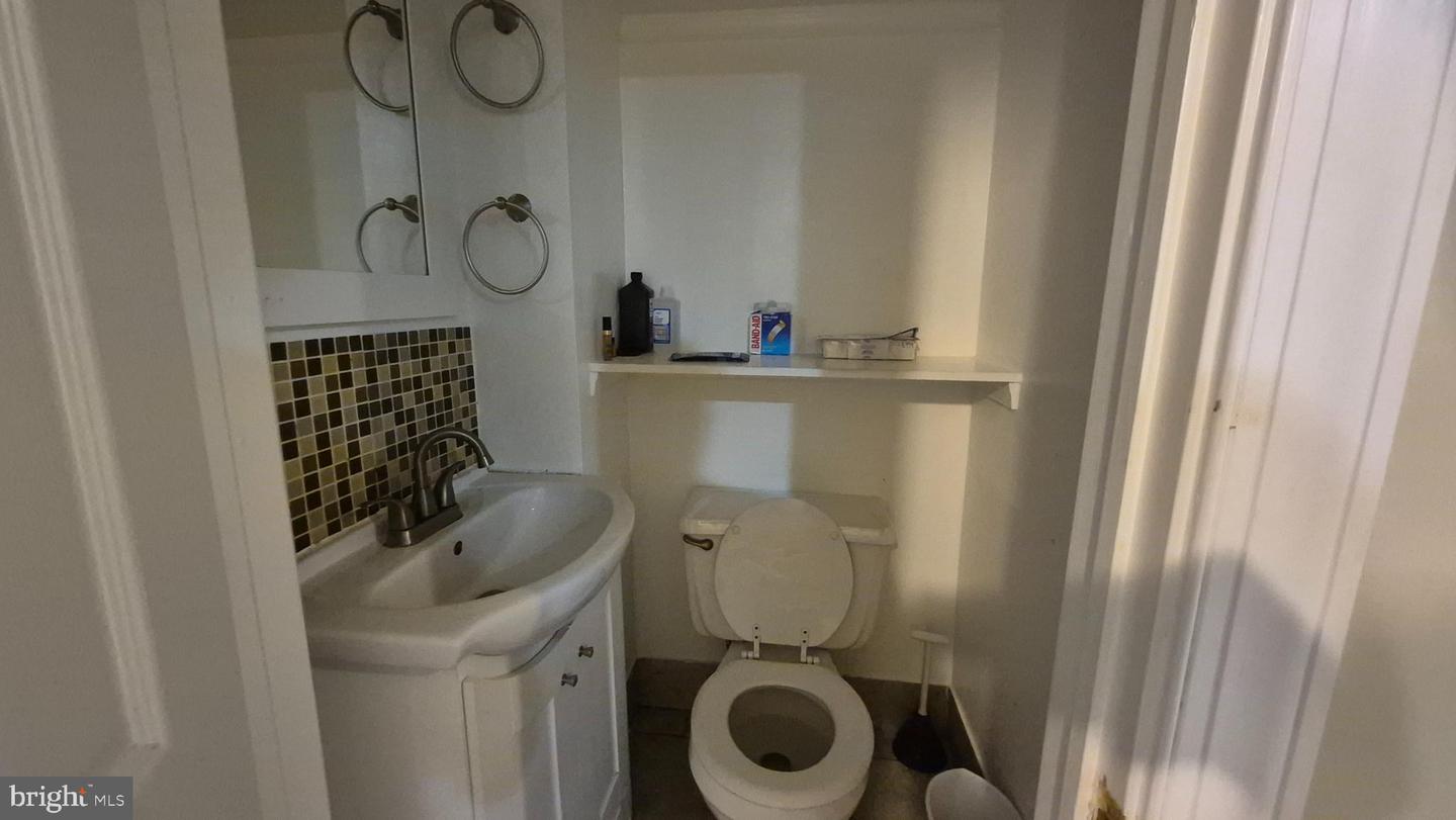 4612 Worth St Property Photo 6