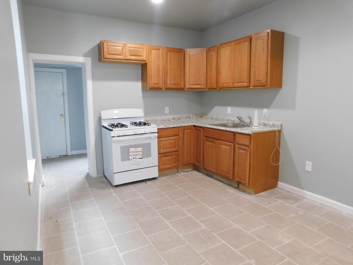 549 N Creighton St Property Photo 3