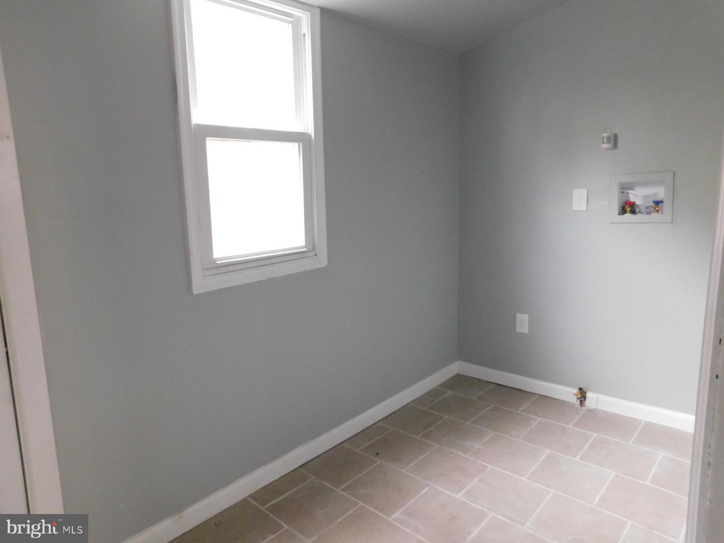 549 N Creighton St Property Photo 4