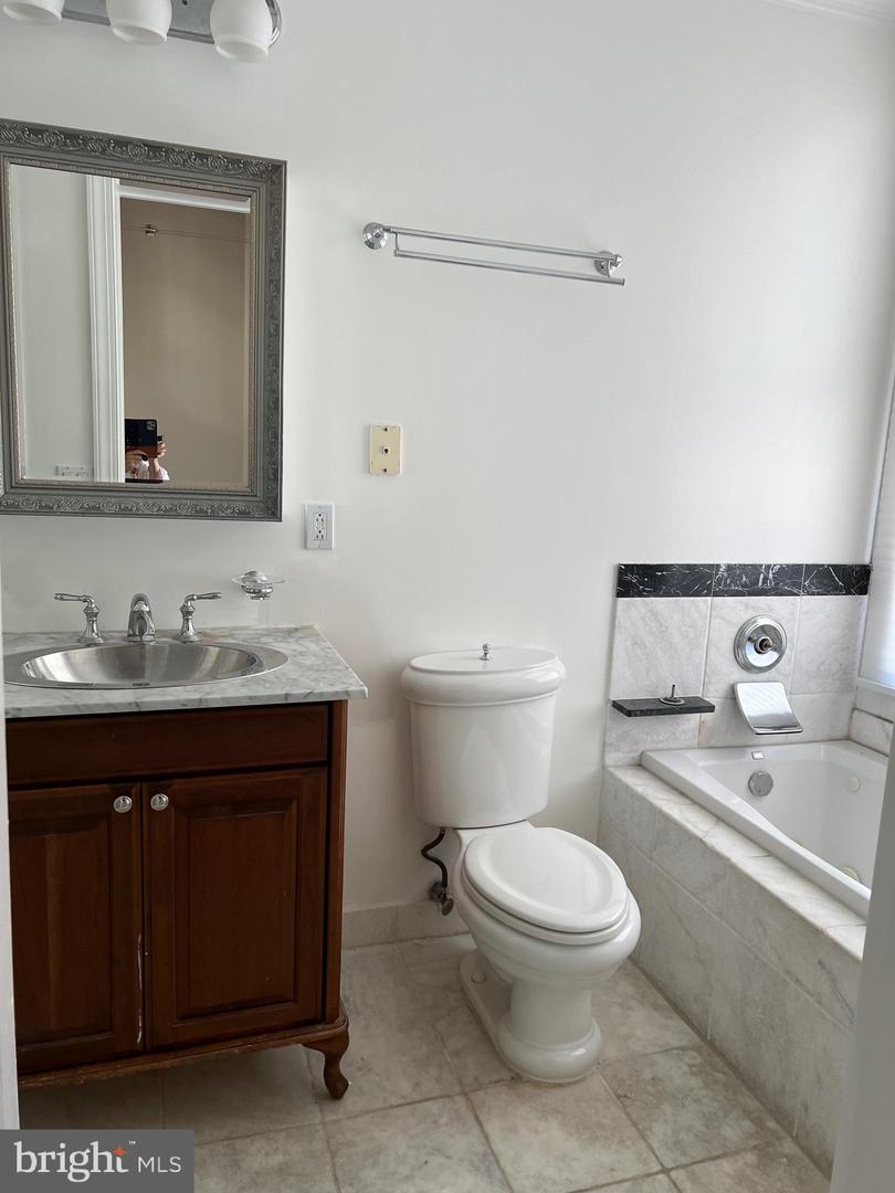 105 S 18th St #4b Property Photo 9