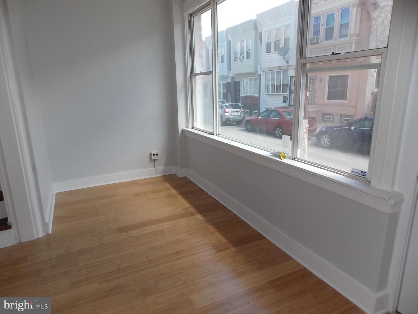 3216 N Dover St Property Photo 3