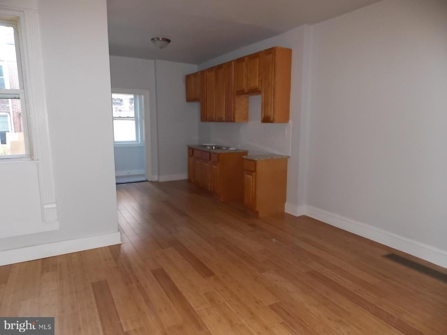 3216 N Dover St Property Photo 5