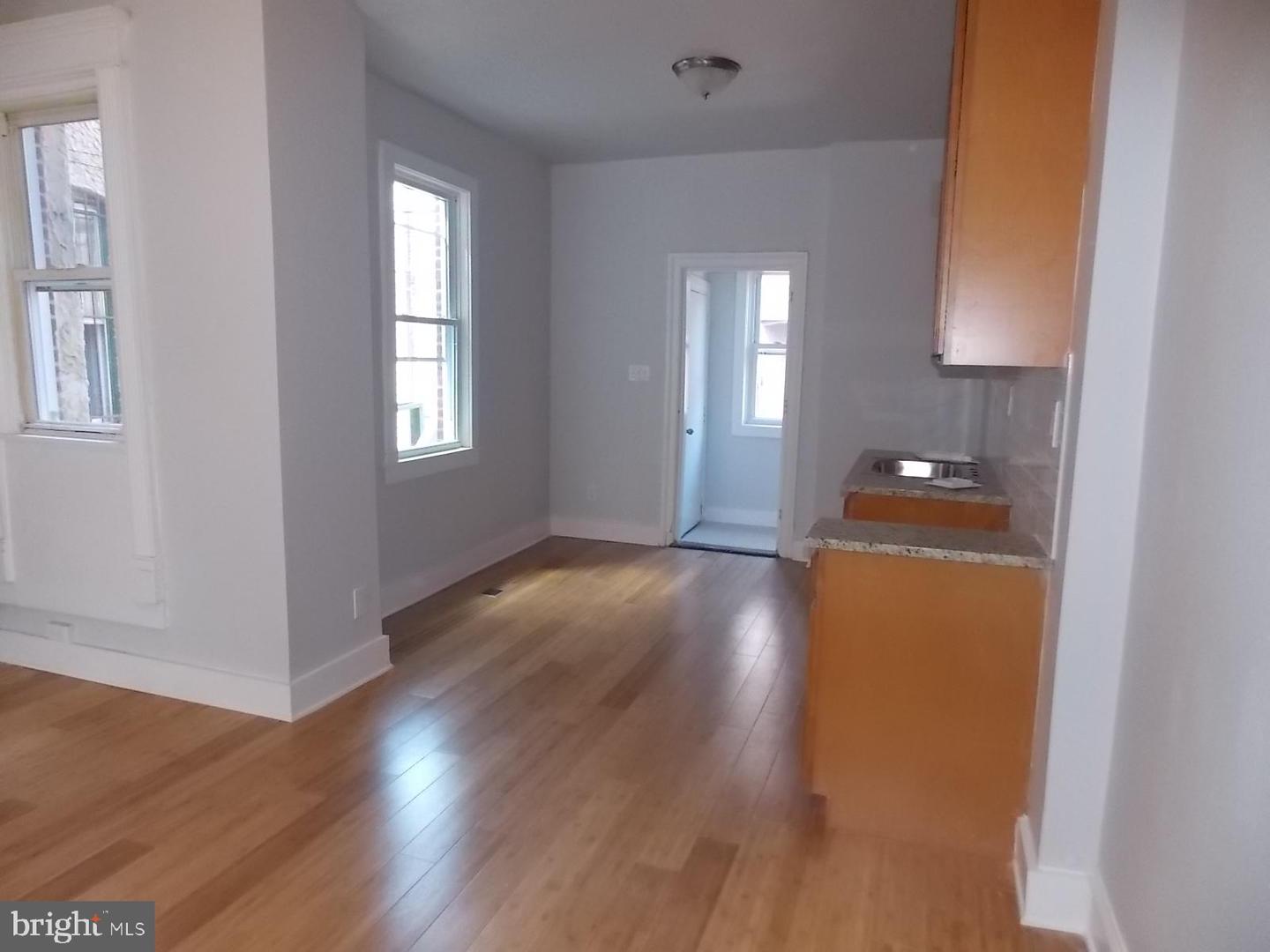 3216 N Dover St Property Photo 6