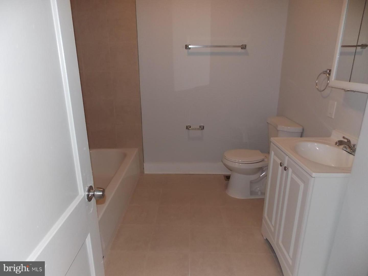3216 N Dover St Property Photo 10