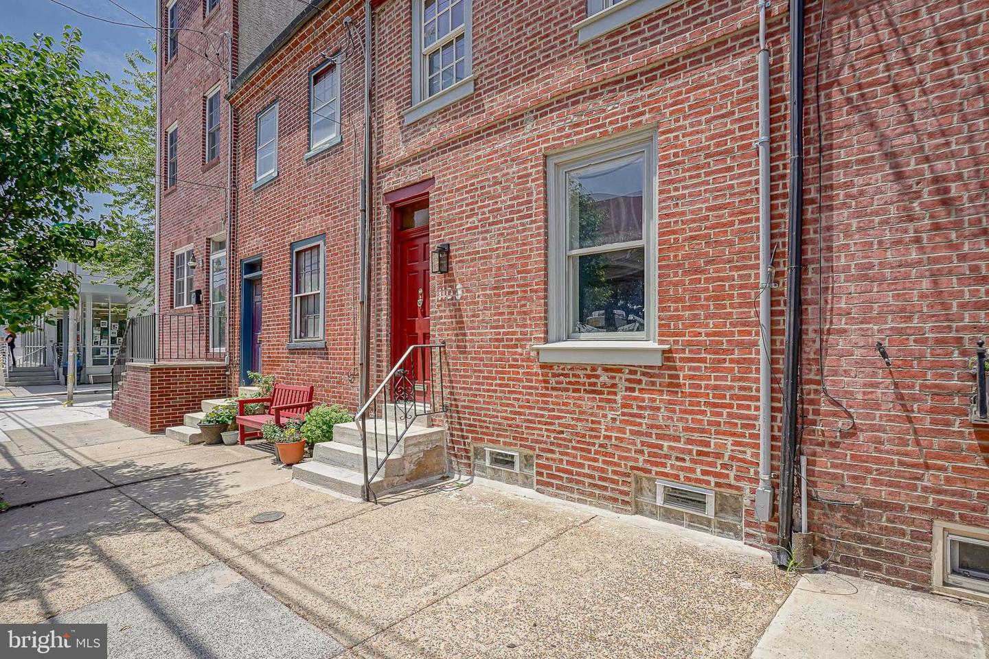 1108 S Front St Property Photo 2