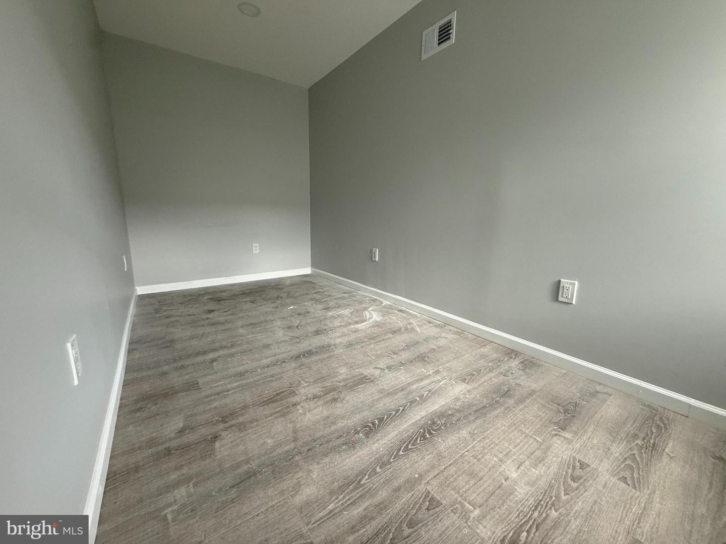 2447 Ingersoll St Property Photo 13