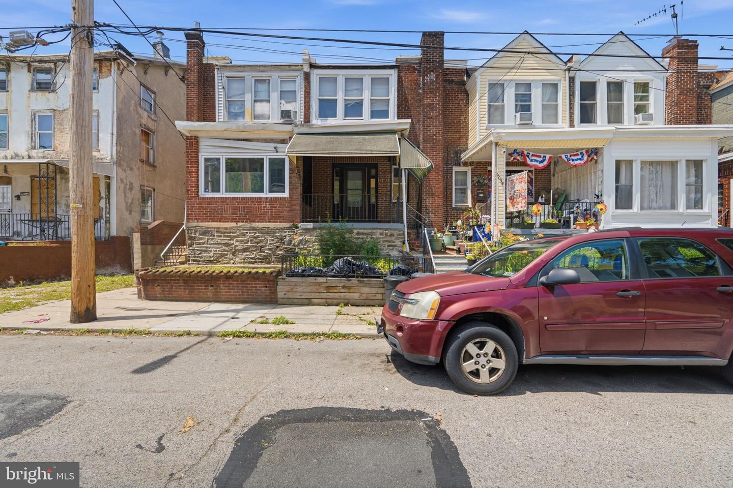 6052 N BEECHWOOD ST Property Photo 1