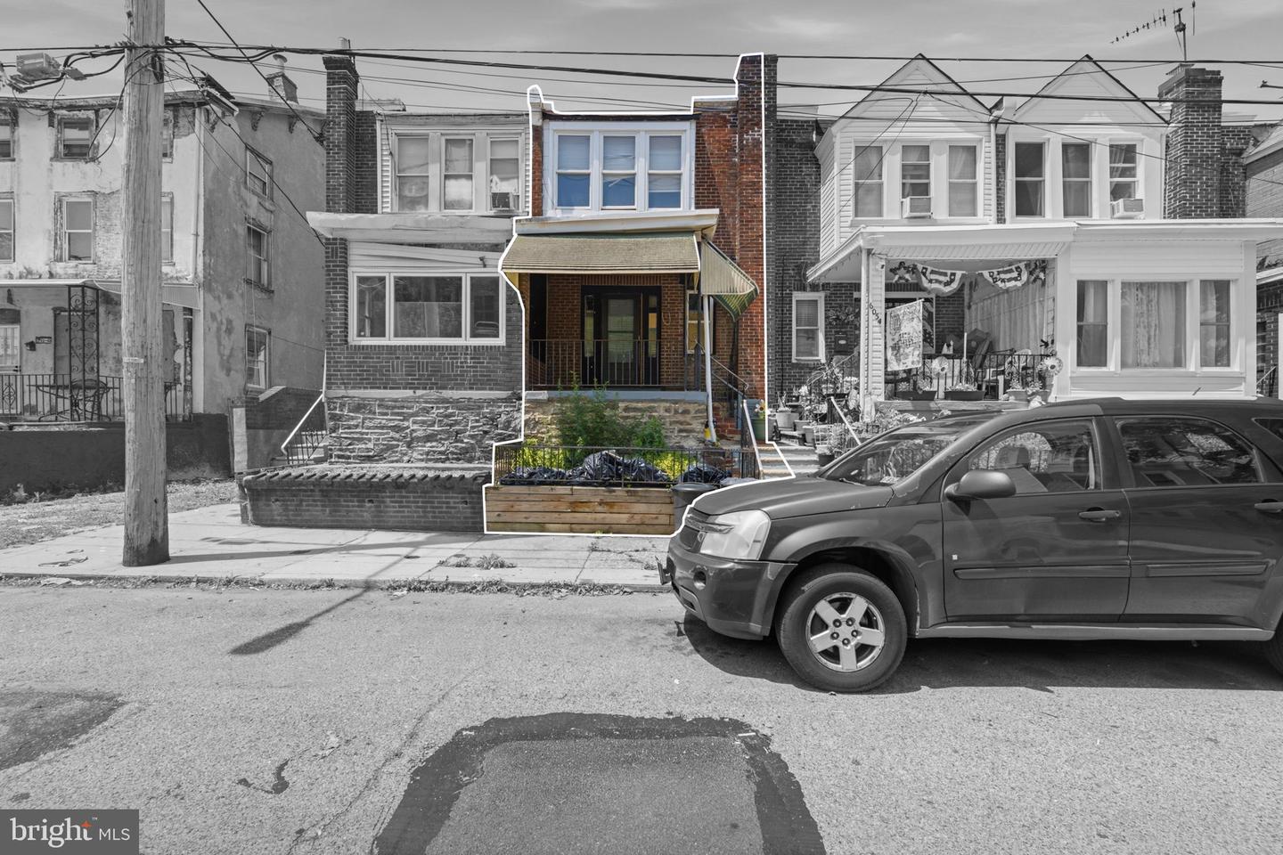 6052 N Beechwood St Property Photo 2
