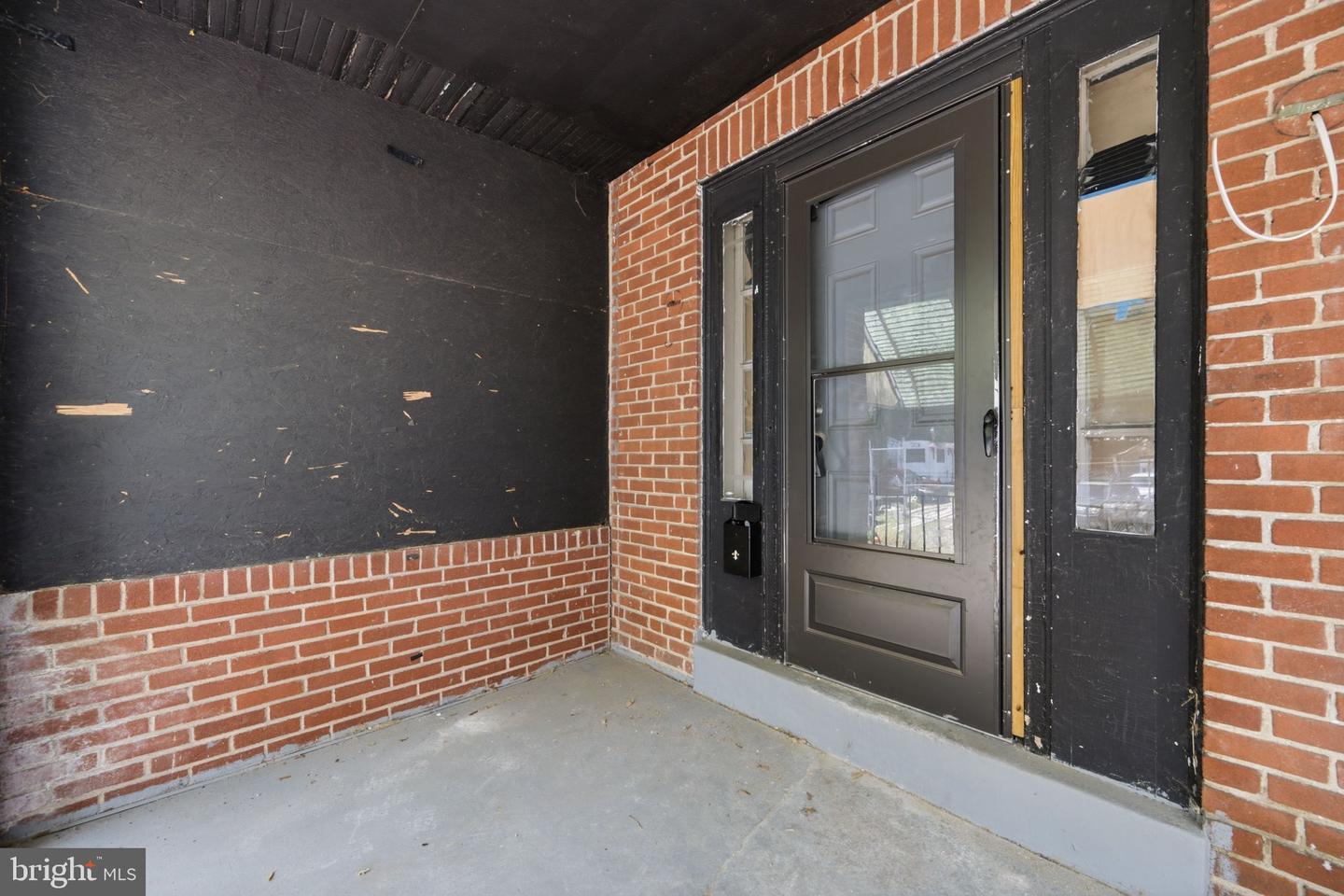 6052 N Beechwood St Property Photo 5