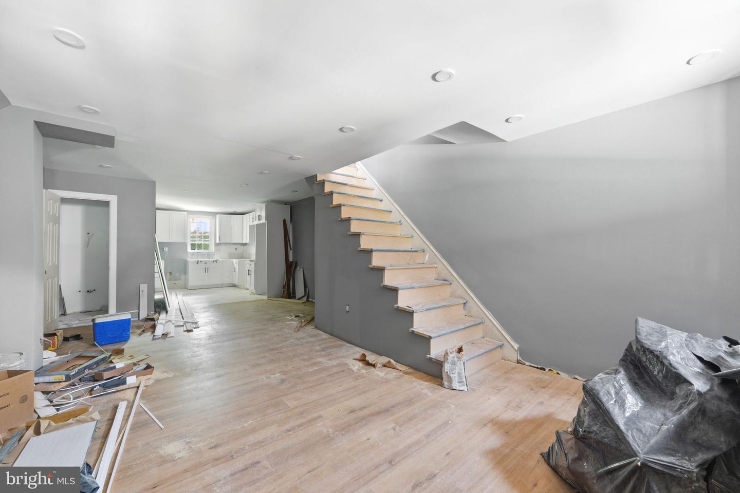 6052 N Beechwood St Property Photo 6