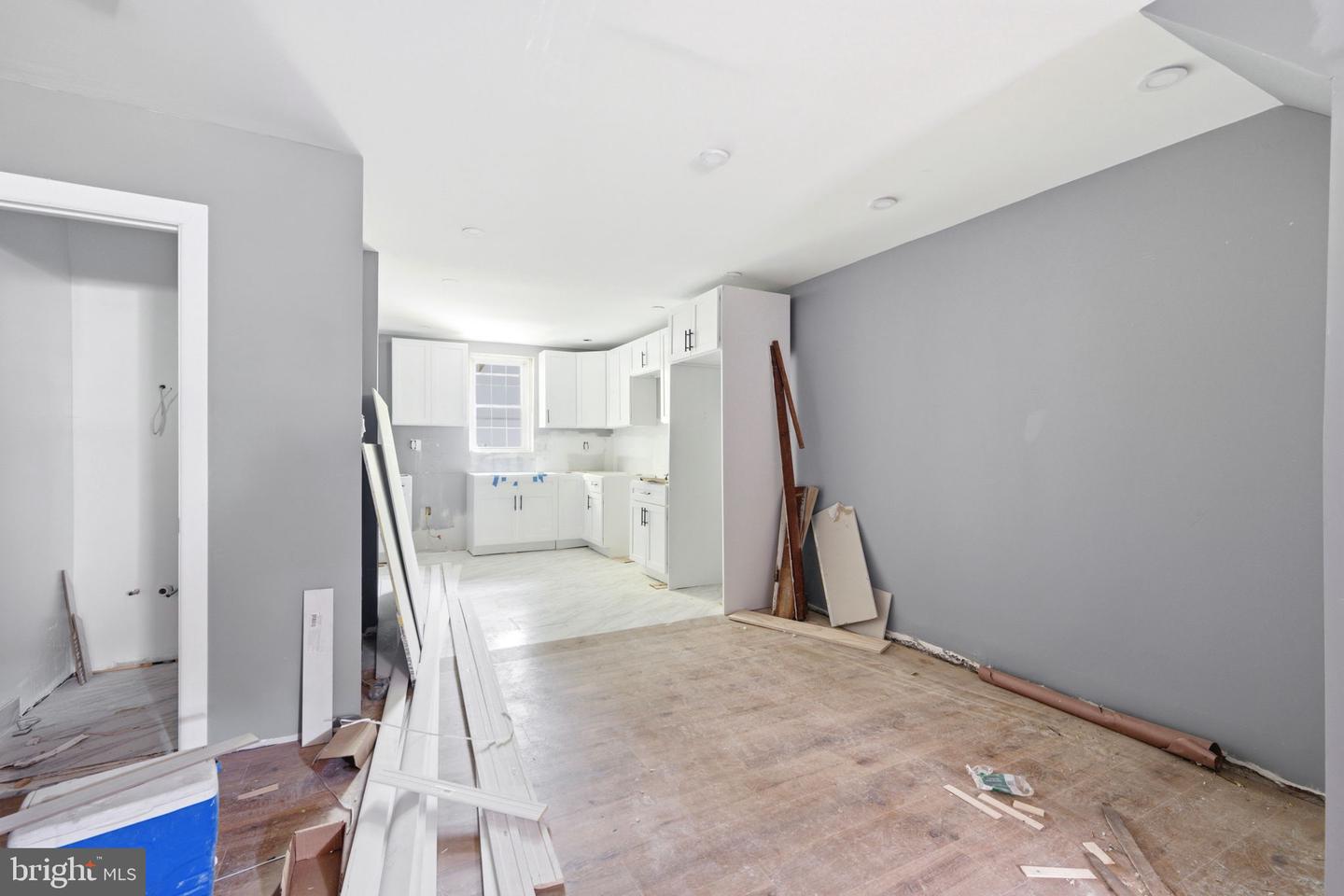 6052 N Beechwood St Property Photo 8