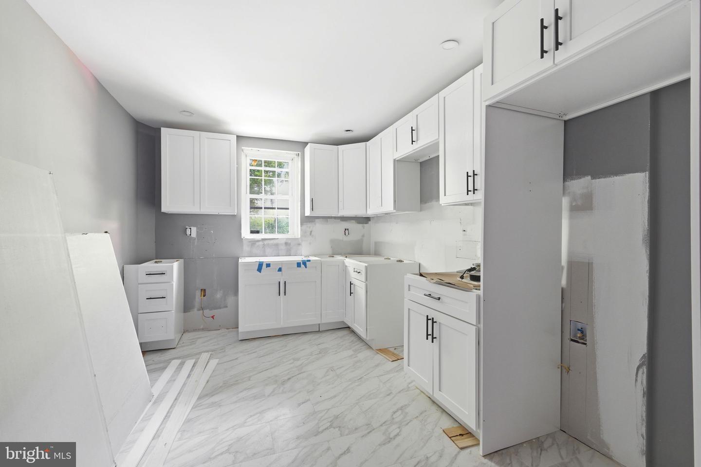 6052 N Beechwood St Property Photo 9