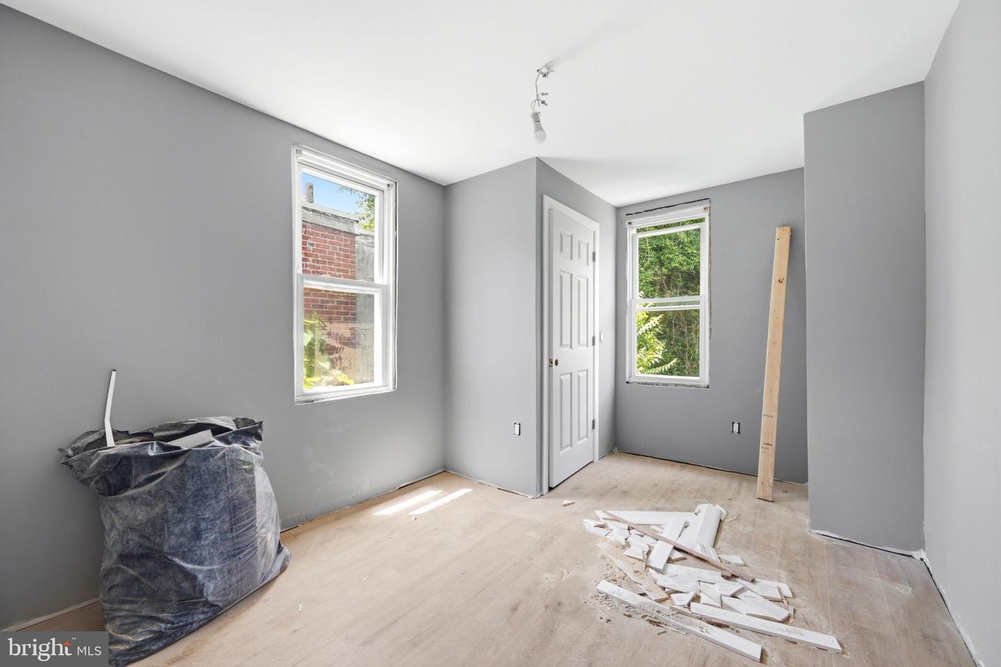 6052 N Beechwood St Property Photo 10