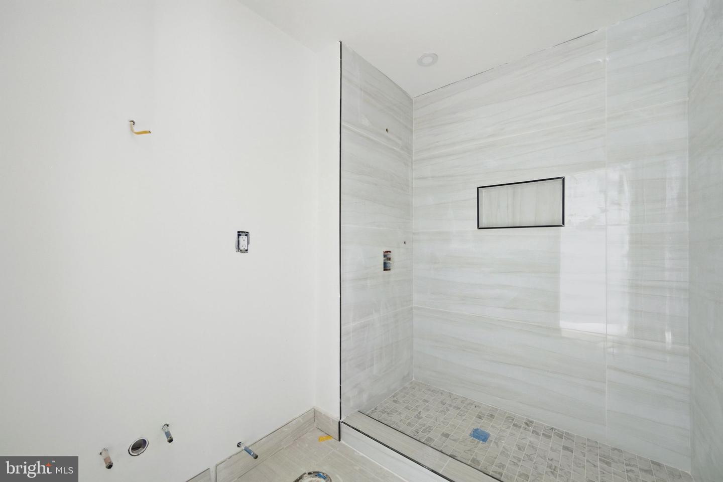 6052 N Beechwood St Property Photo 12