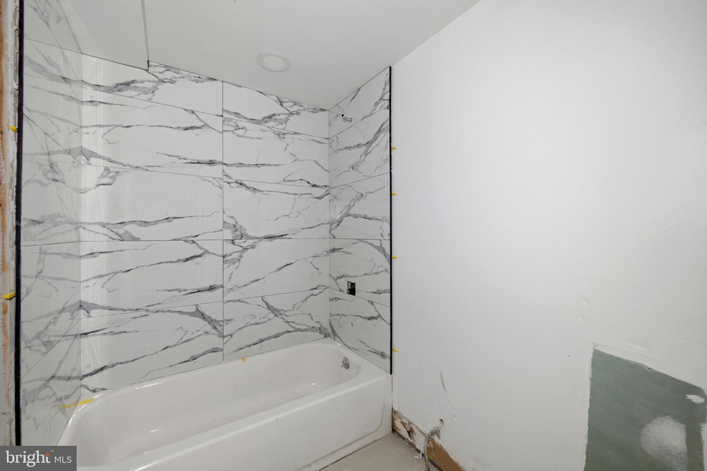6052 N Beechwood St Property Photo 17