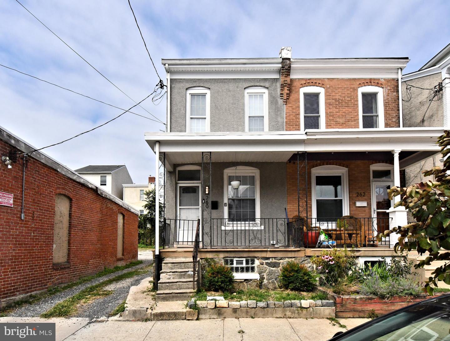 260 Roxborough Ave Property Photo 1