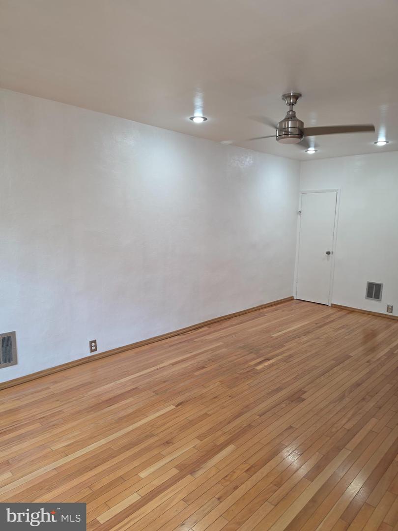 2446 S American St Property Photo 2