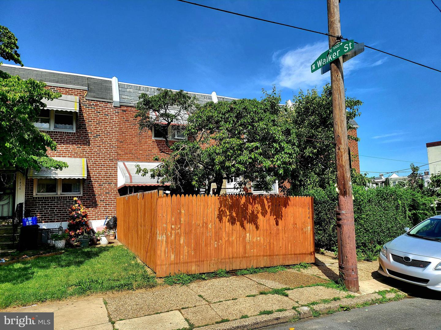 1874 Pratt St Property Photo 3