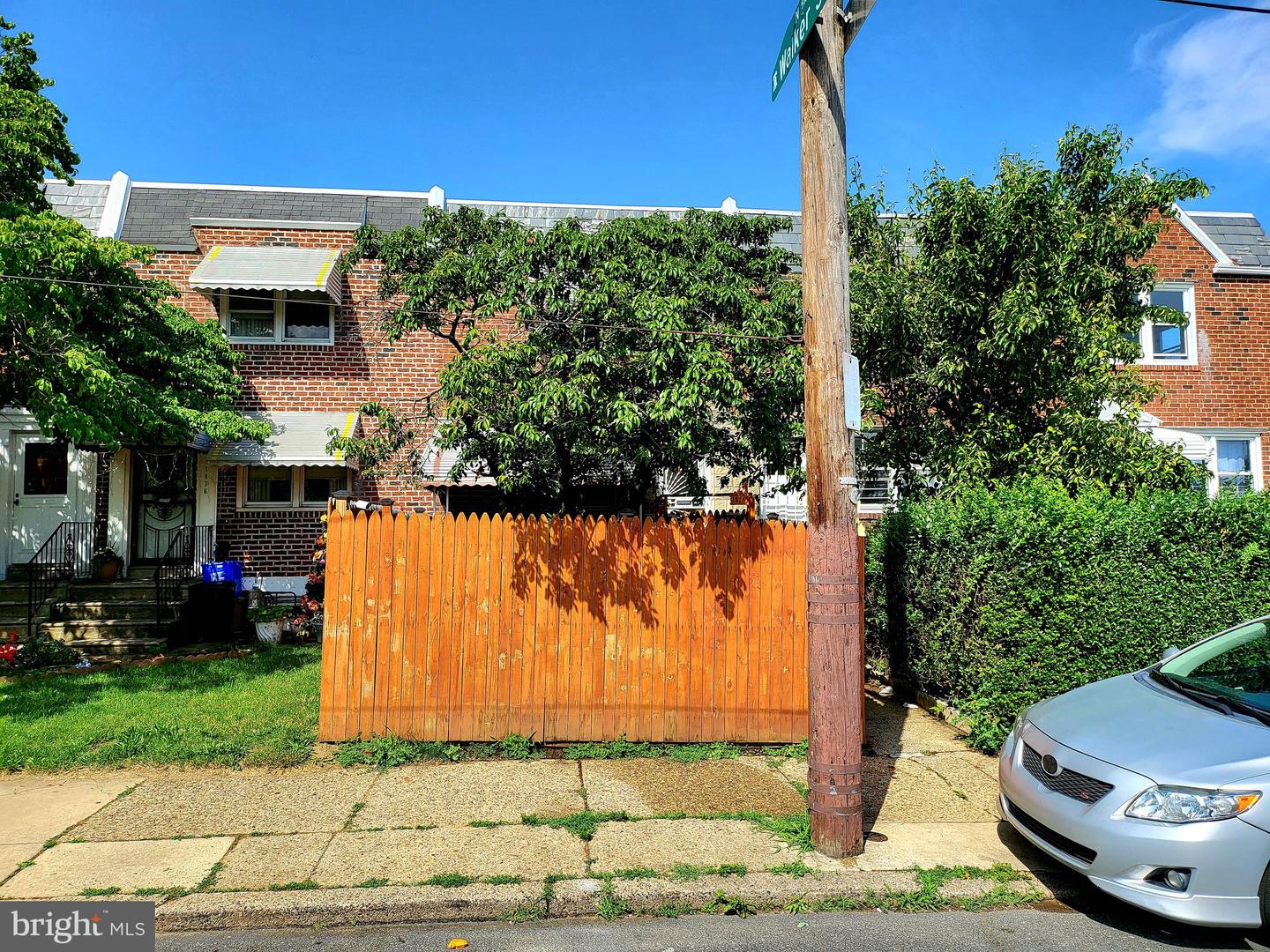 1874 Pratt St Property Photo 4