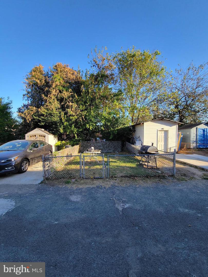 5851 Sylvester St Property Photo 5