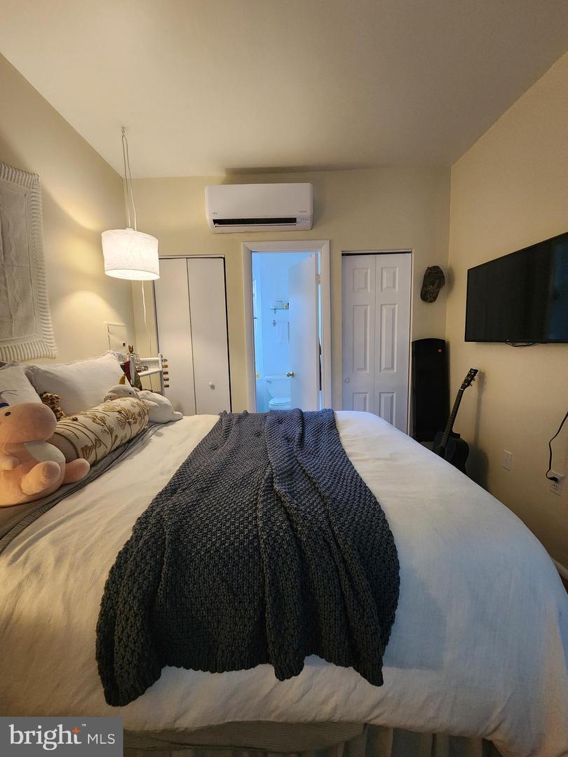 2018 Bainbridge St #2f Property Photo 4
