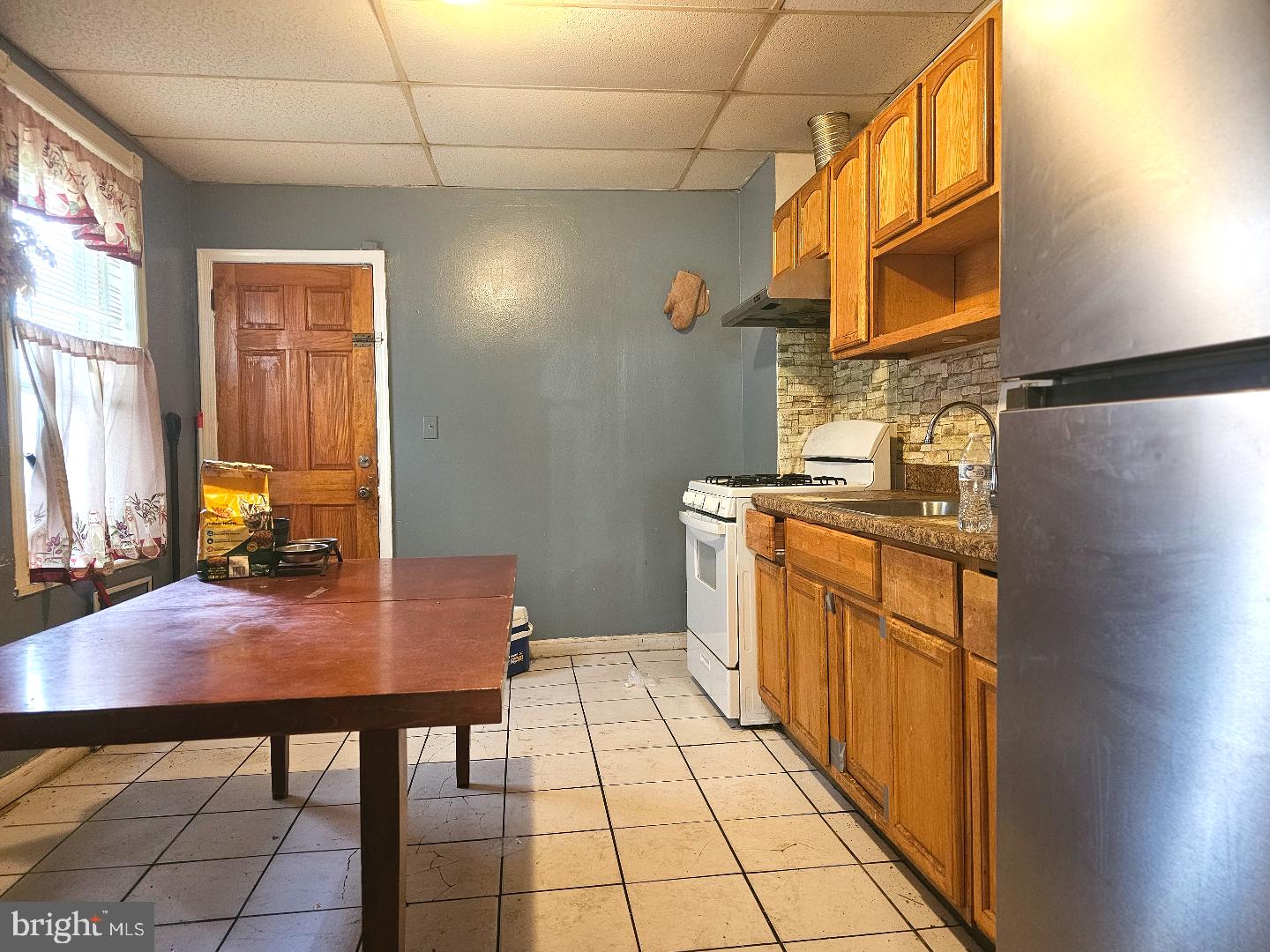 2423 Oakford St Property Photo 6