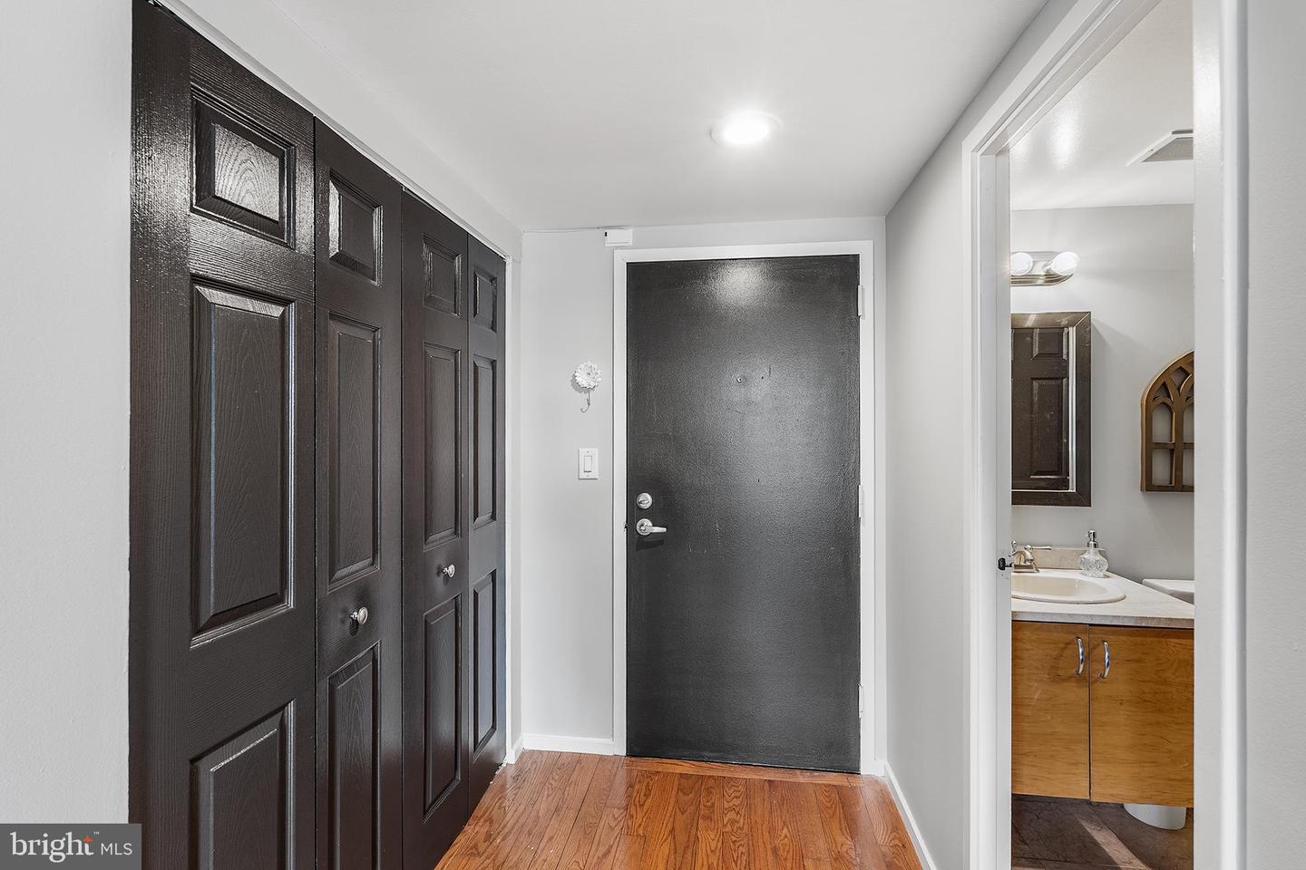 200-10 Lombard St #528 Property Photo 3