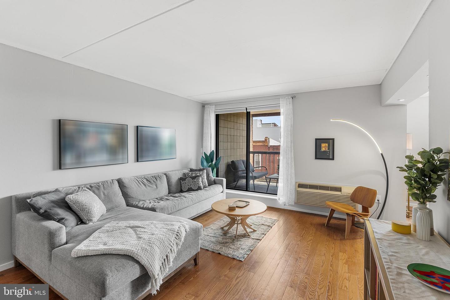 200-10 Lombard St #528 Property Photo 5