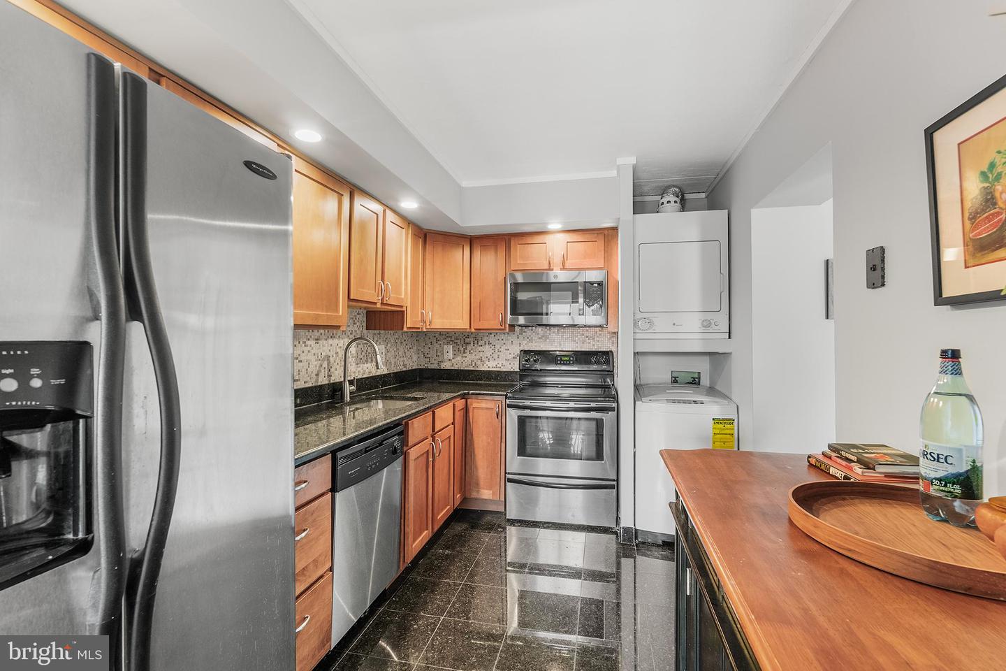 200-10 Lombard St #528 Property Photo 8