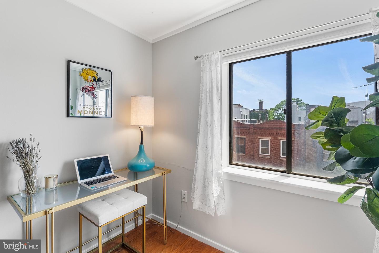 200-10 Lombard St #528 Property Photo 13