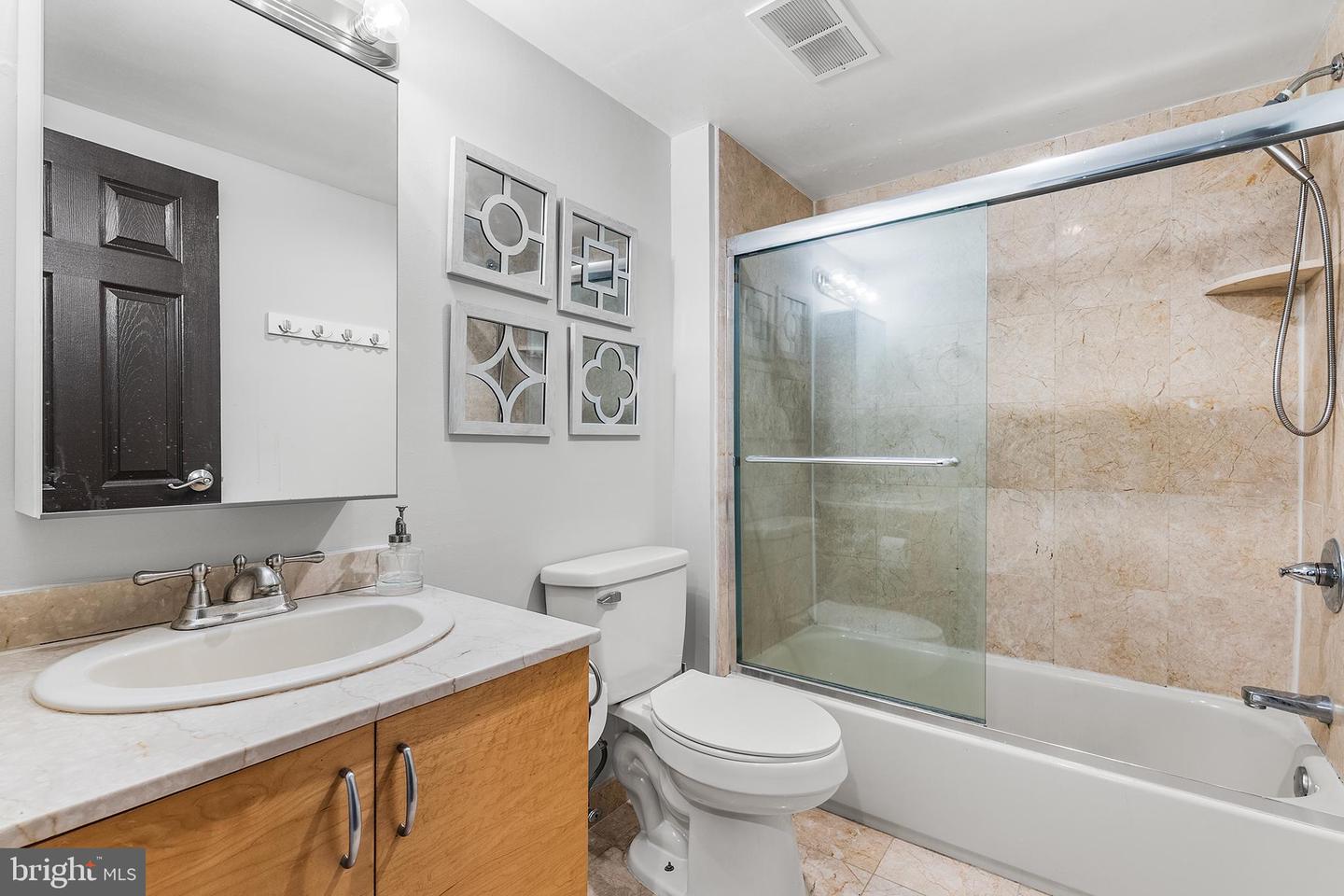200-10 Lombard St #528 Property Photo 15
