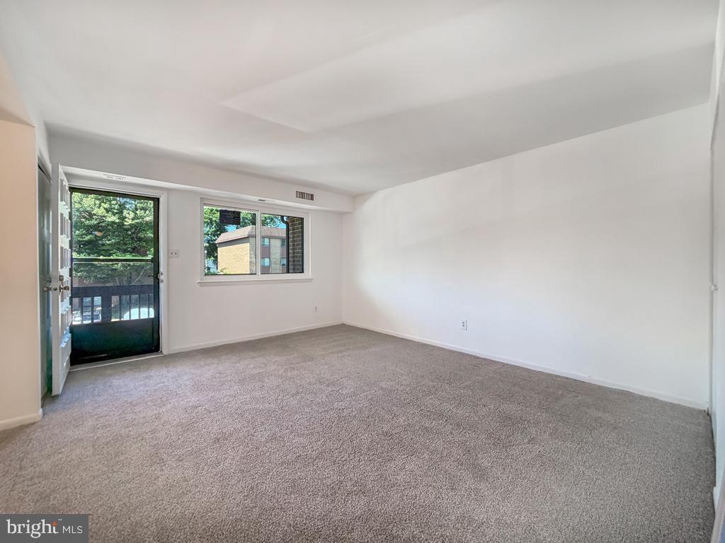 17205-00 Delaire Landing Rd #205 Property Photo 8