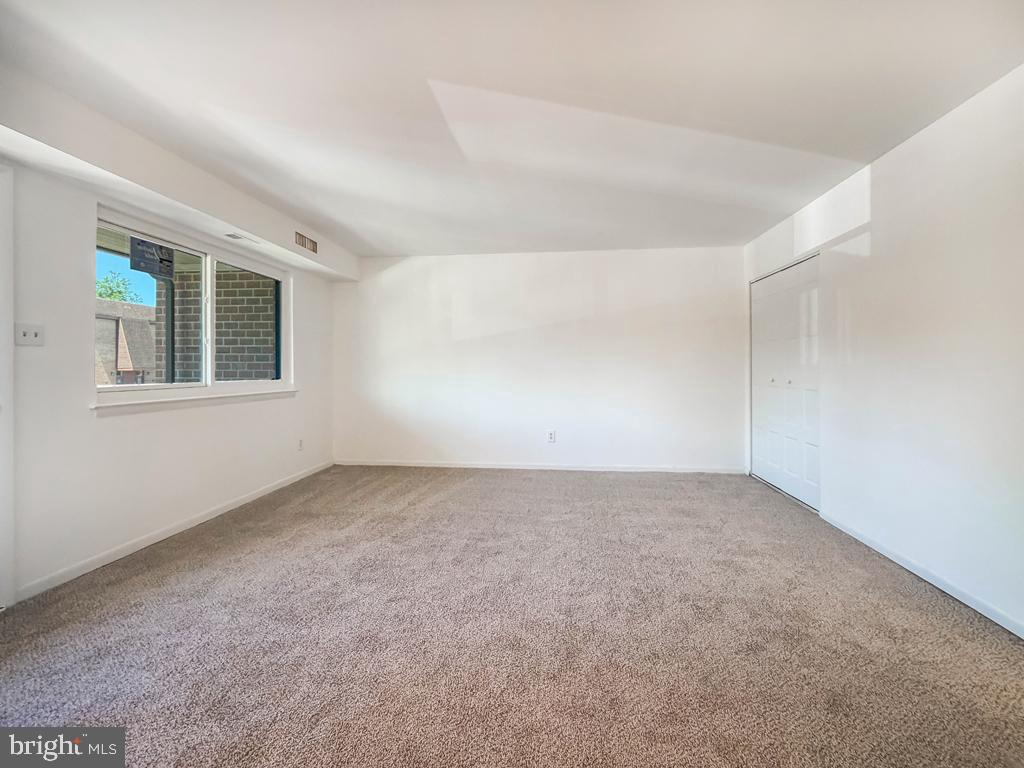 17205-00 Delaire Landing Rd #205 Property Photo 10