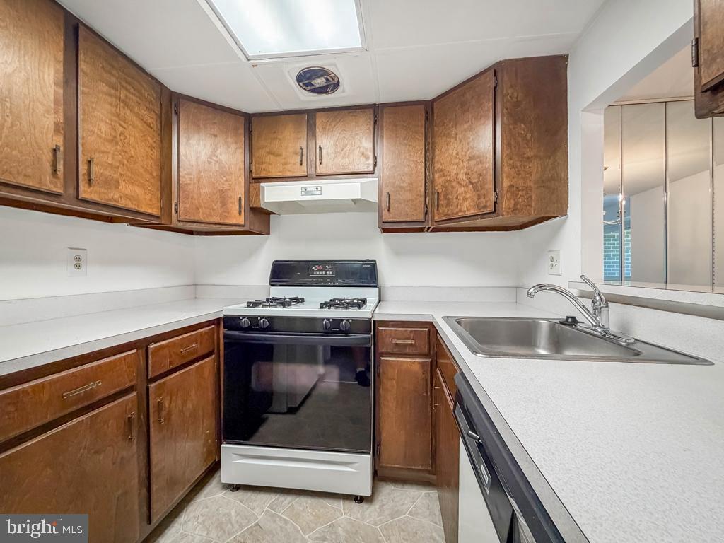 17205-00 Delaire Landing Rd #205 Property Photo 17