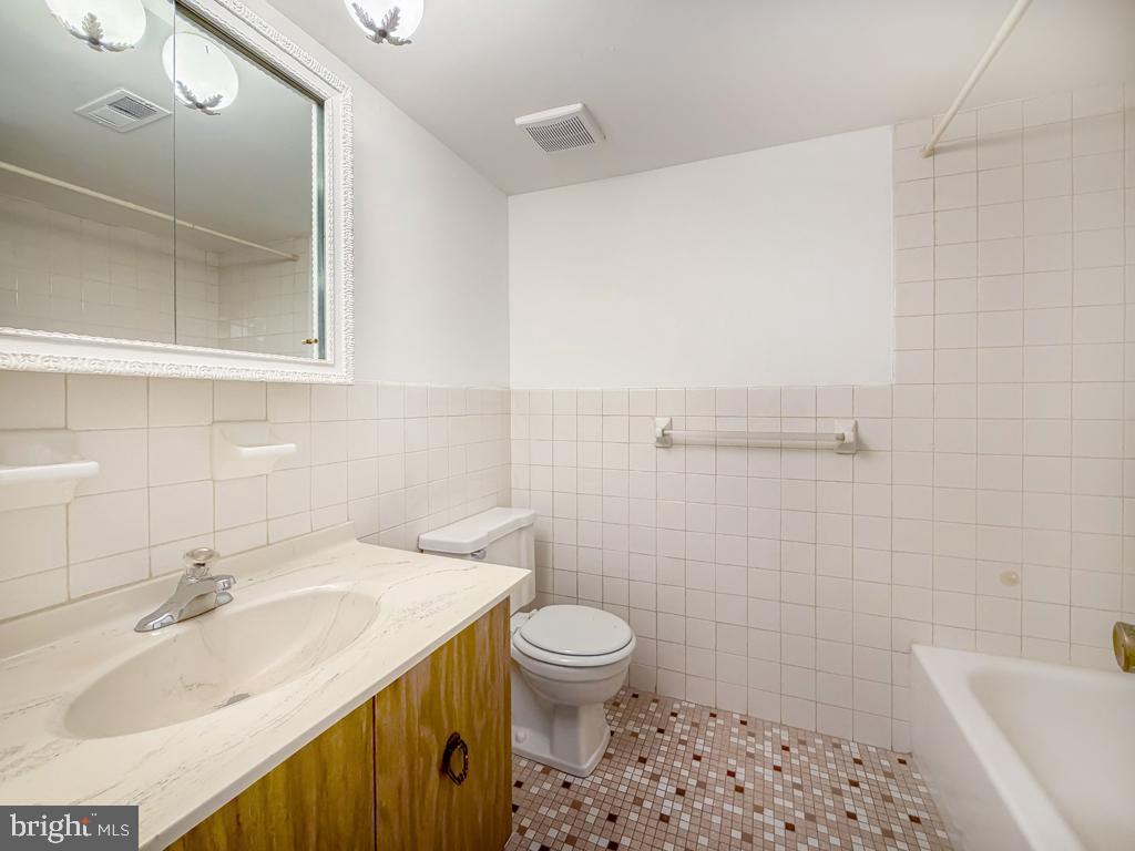 17205-00 Delaire Landing Rd #205 Property Photo 19