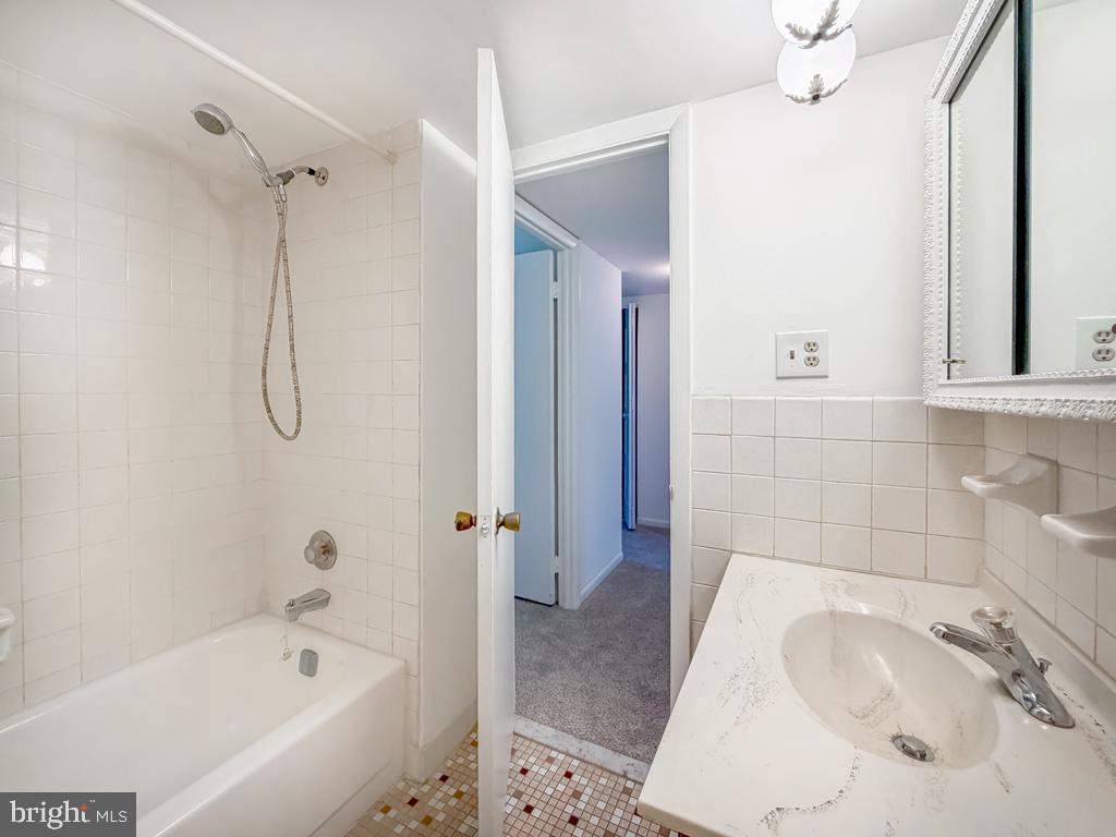 17205-00 Delaire Landing Rd #205 Property Photo 20
