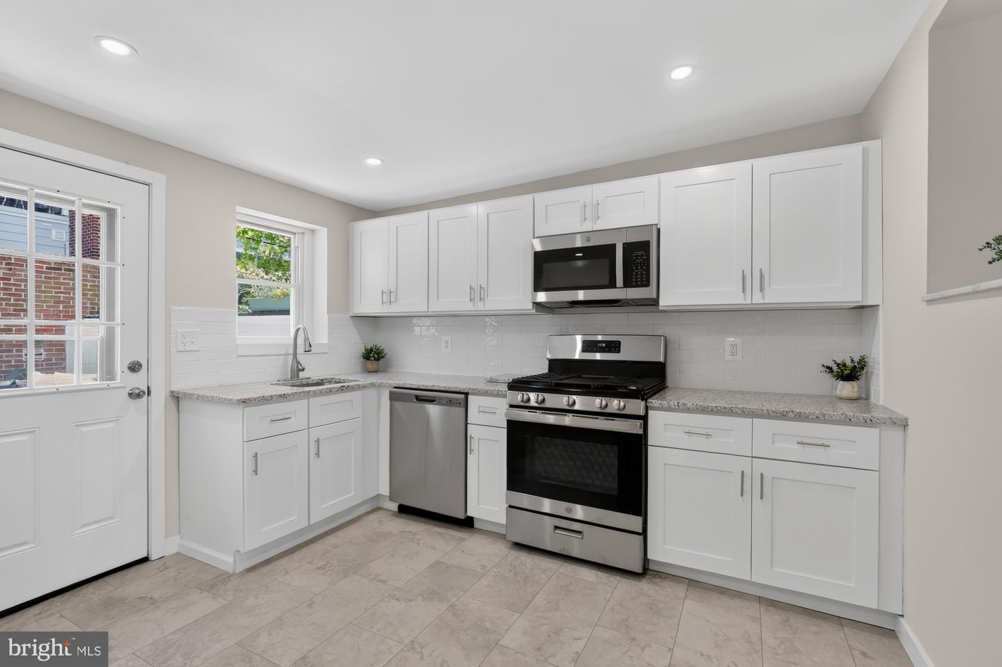 608 Clymer St Property Photo 6