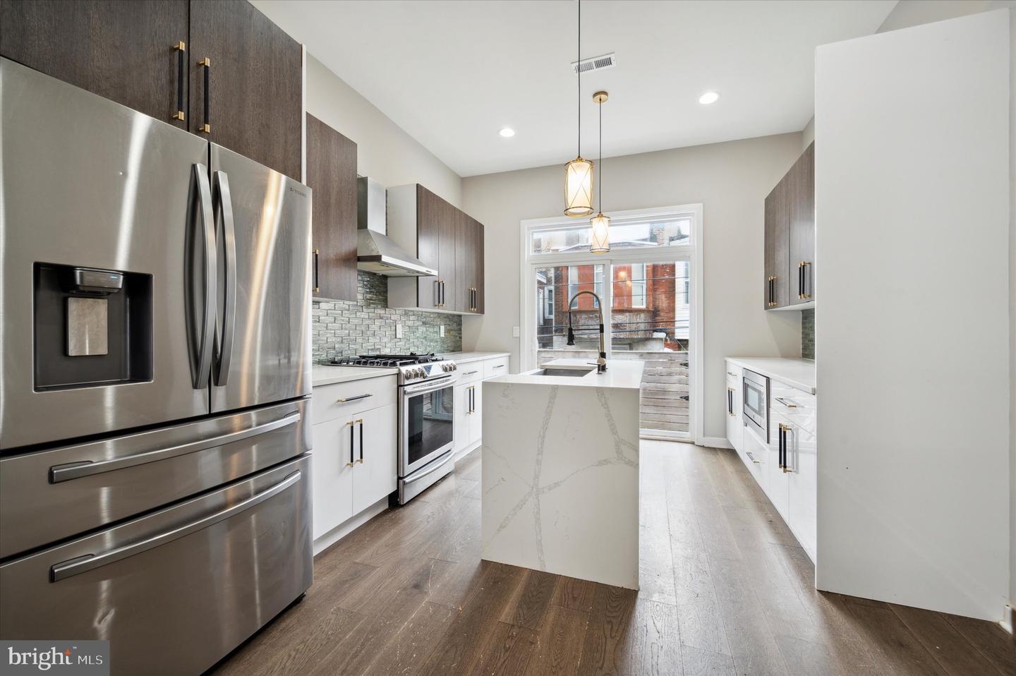 1410 N Dover St Property Photo 3