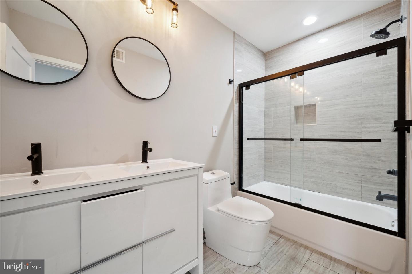 1410 N Dover St Property Photo 19