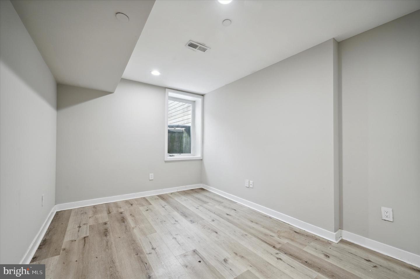 1410 N Dover St Property Photo 24